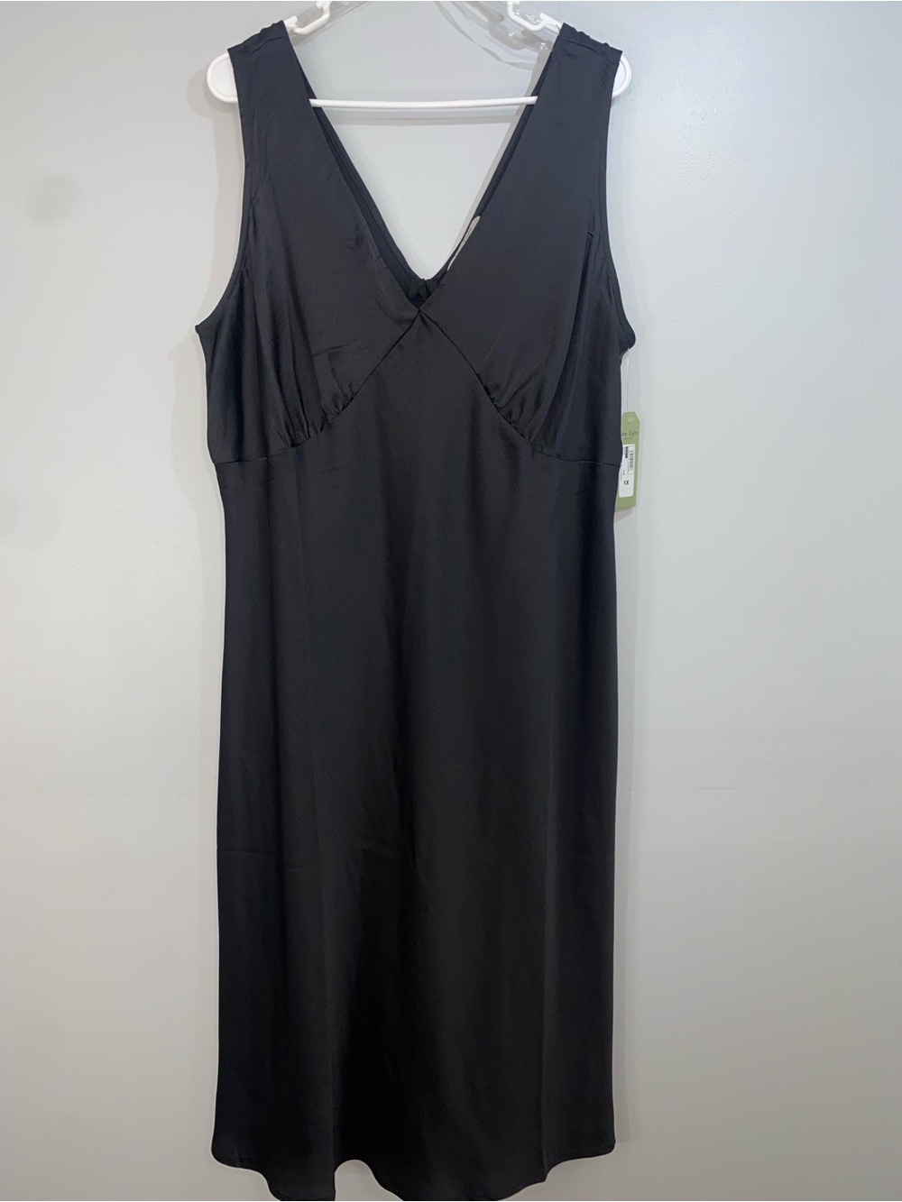 Classic Black Sleeveless V-Neck Midi Dress